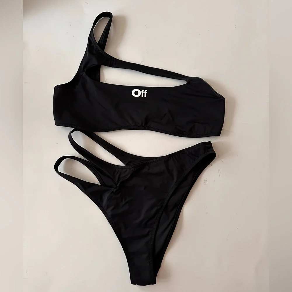 OFF-WHITE Cut Out Bikini Set
Black cut out with OFF stamp in white at front - Picture 3 of 6
